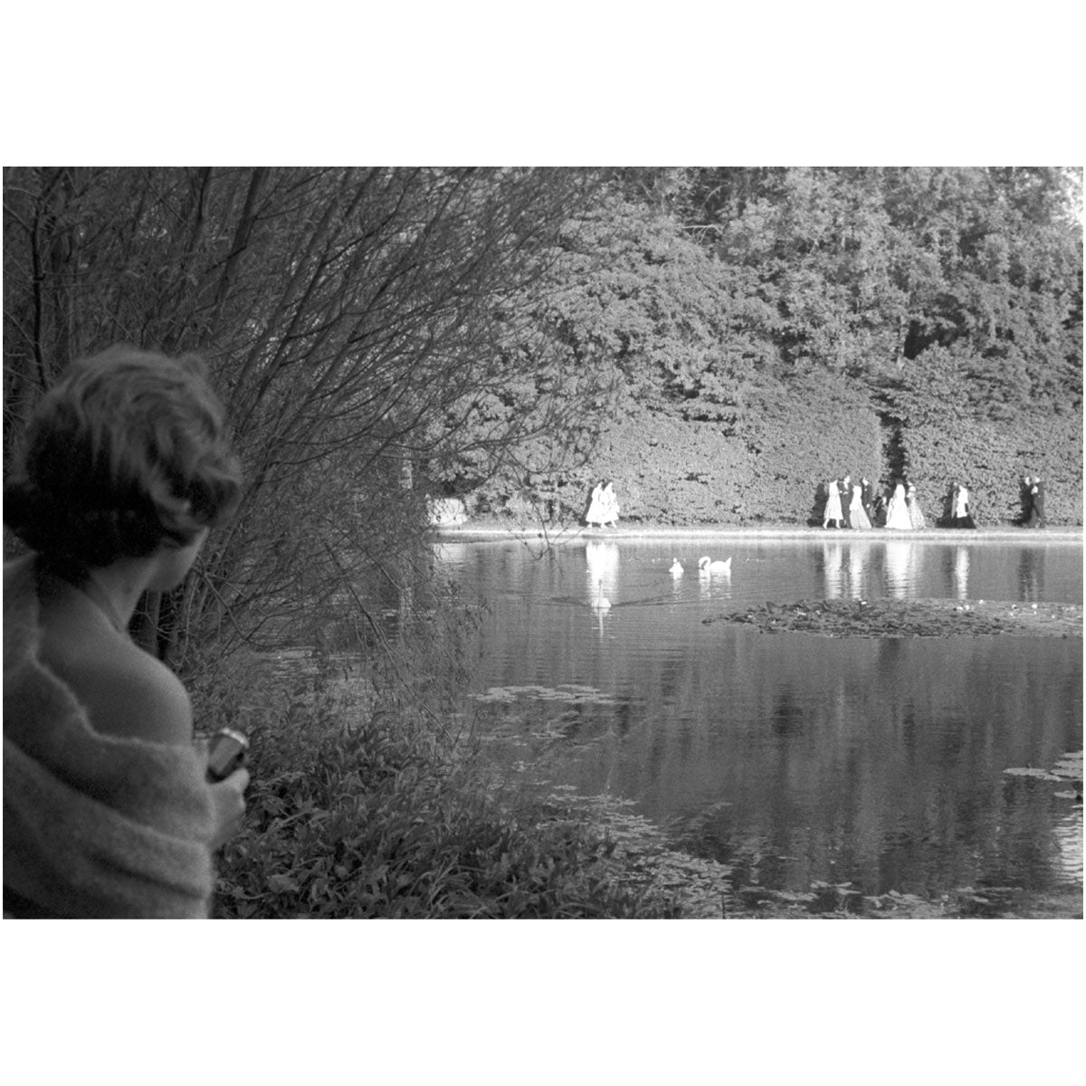 itle Audience Members By The Lake at Glyndebourne 1957 Greetings Cards